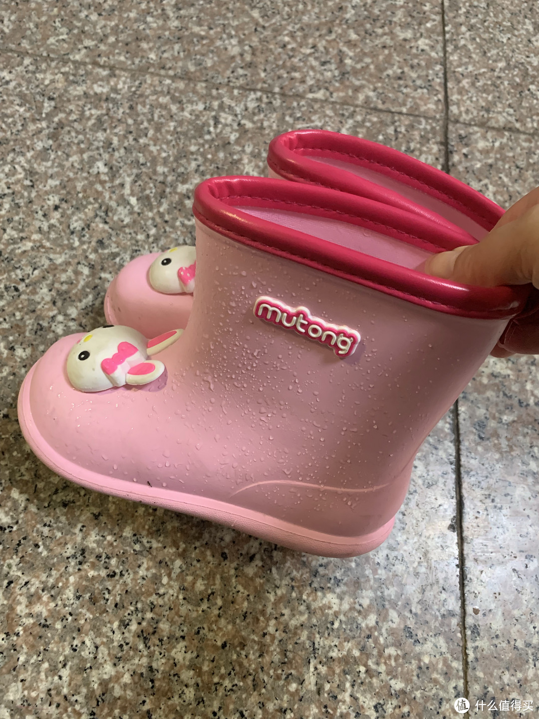 最近雨季多还是给孩子穿雨靴上学吧！
