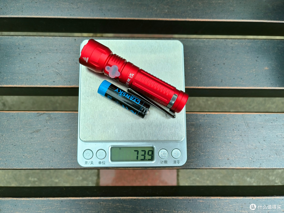 小红,今晚你陪我散步吧。