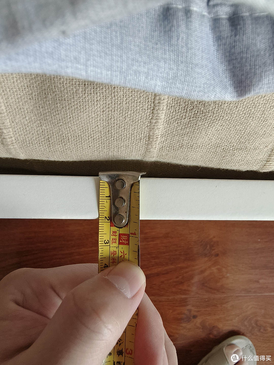 里面的竖床板测量起来麻烦，看看外侧的这个竖床板规格也差不多，就量它了