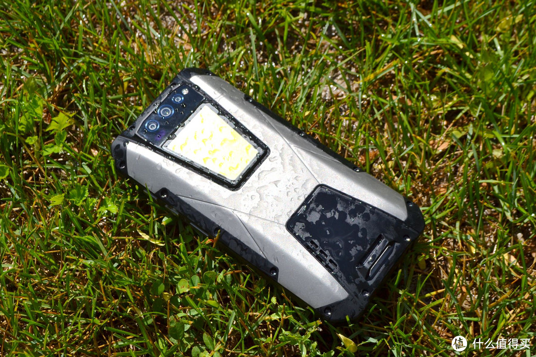 三防手机也这么卷了？自带露营灯+两万多毫安电池：Unihertz TANK手机测评体验