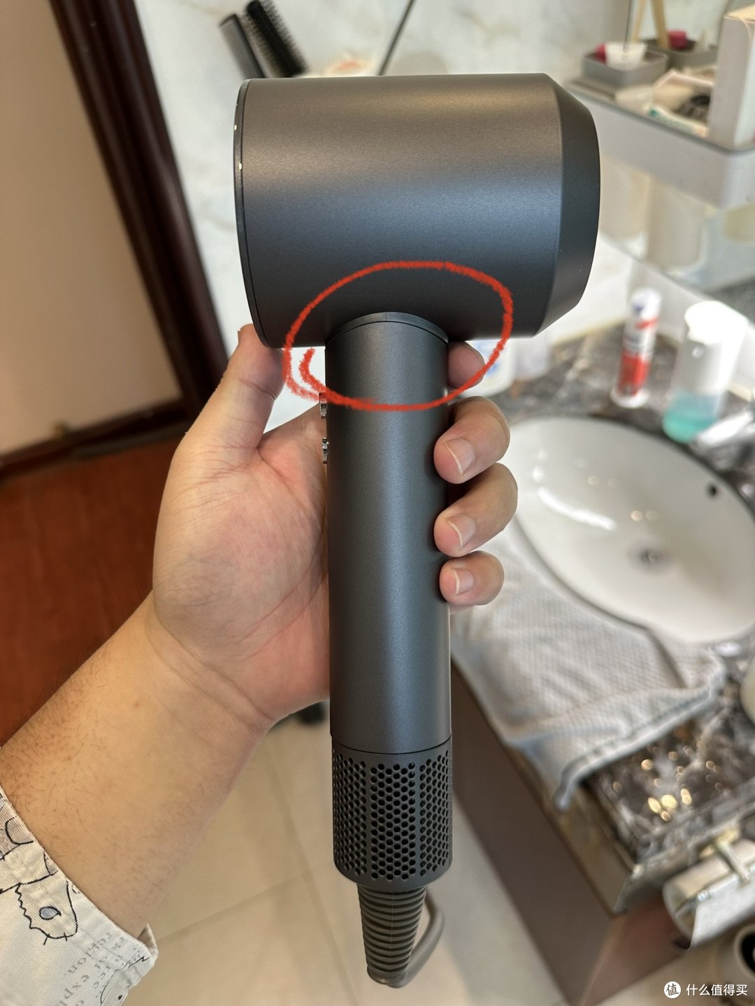 就这个位置用手仔细感受的话有一点漏风,基本可以说没有影响