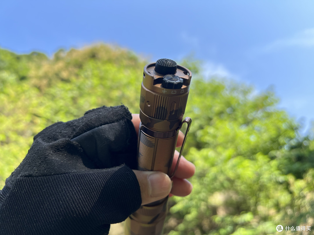 Fenix TK20R UE沙漠迷彩强光远射战术手电体验测评分享