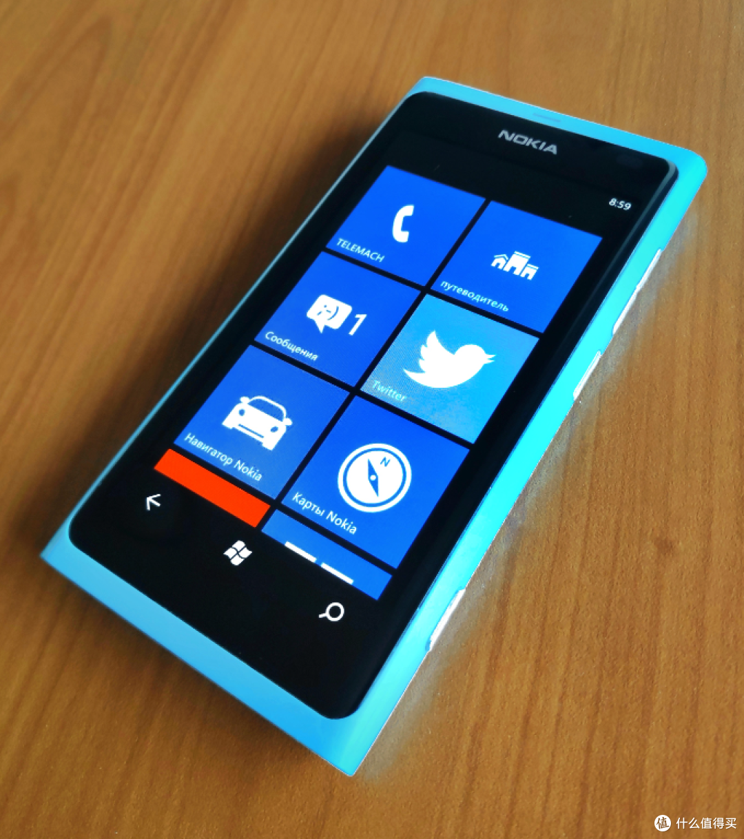 搭载了WP7系统的Lumia800手机,还是很惊艳的