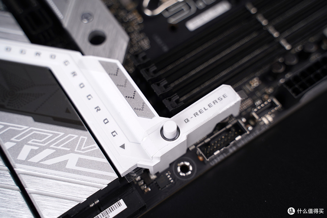 海景房与极简风格的融合,NZXT H9 Flow 纯白光污染主机装机秀