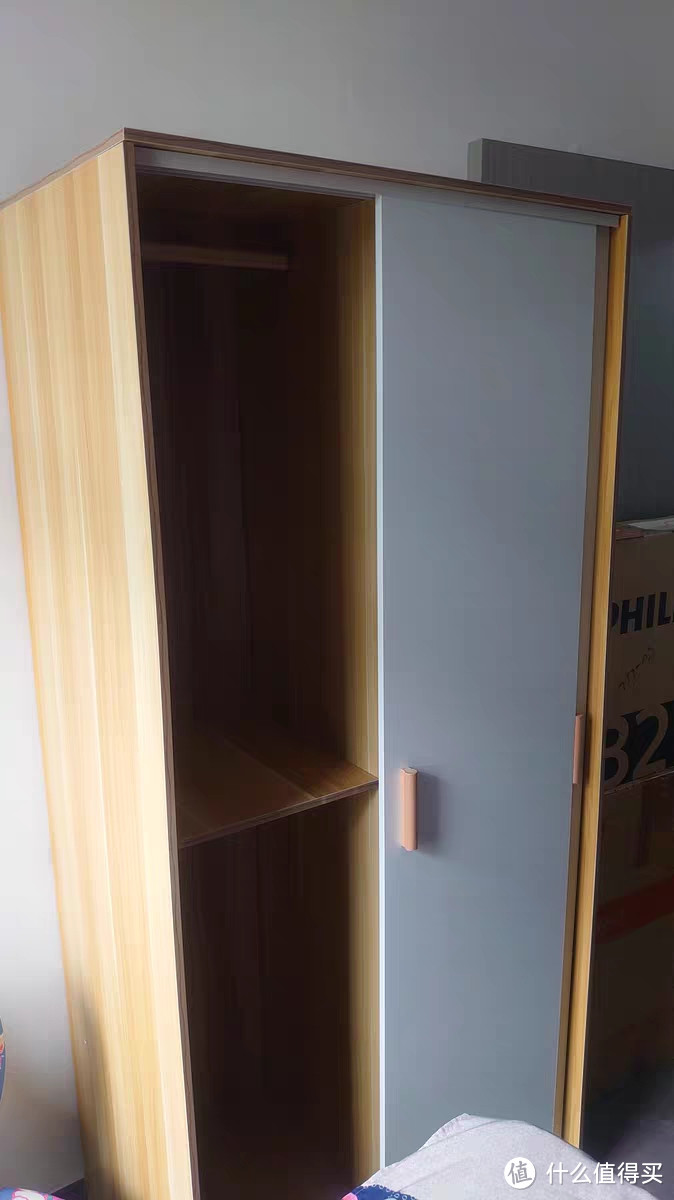 实木小衣柜：简约实用，打造温馨空间