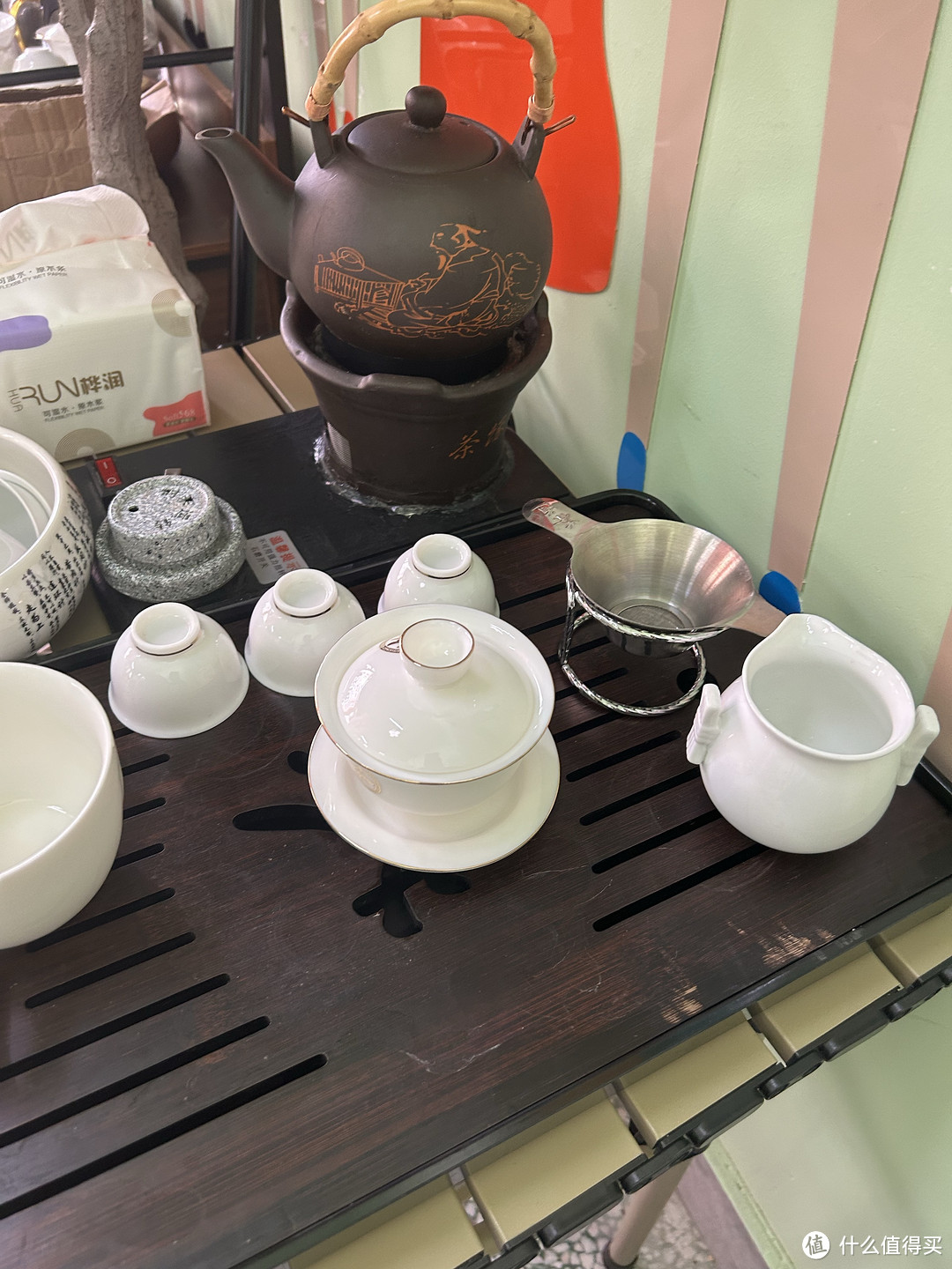 茶具是一种传统的饮品准备工具，它在亚洲文化中有着悠久的历史