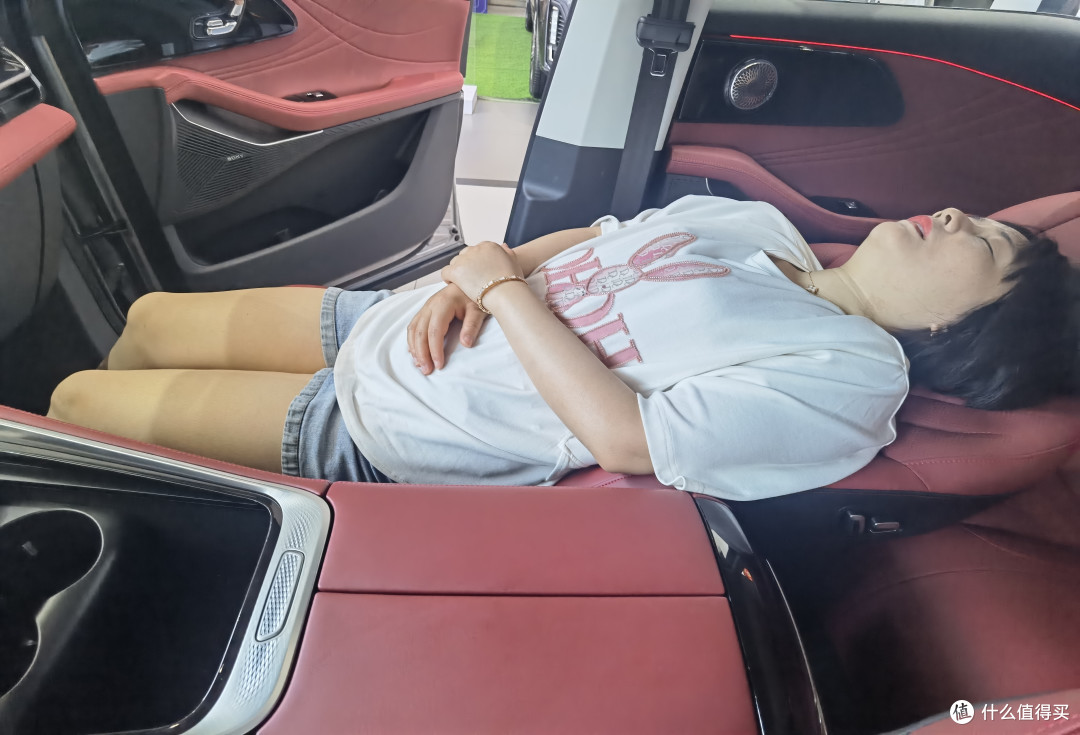 女王享受按摩中