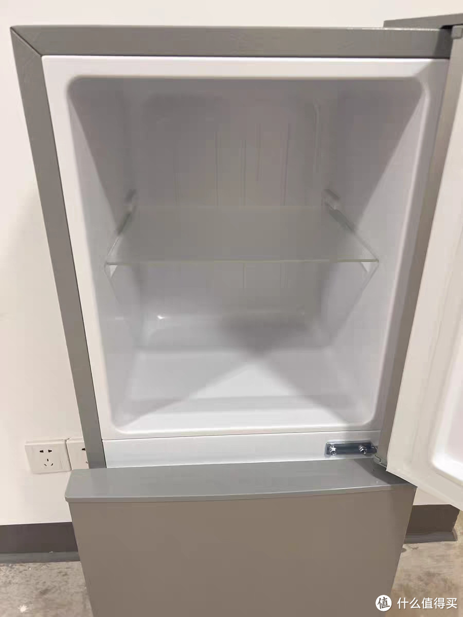 "小巧实用：我的新家庭冰箱选择"