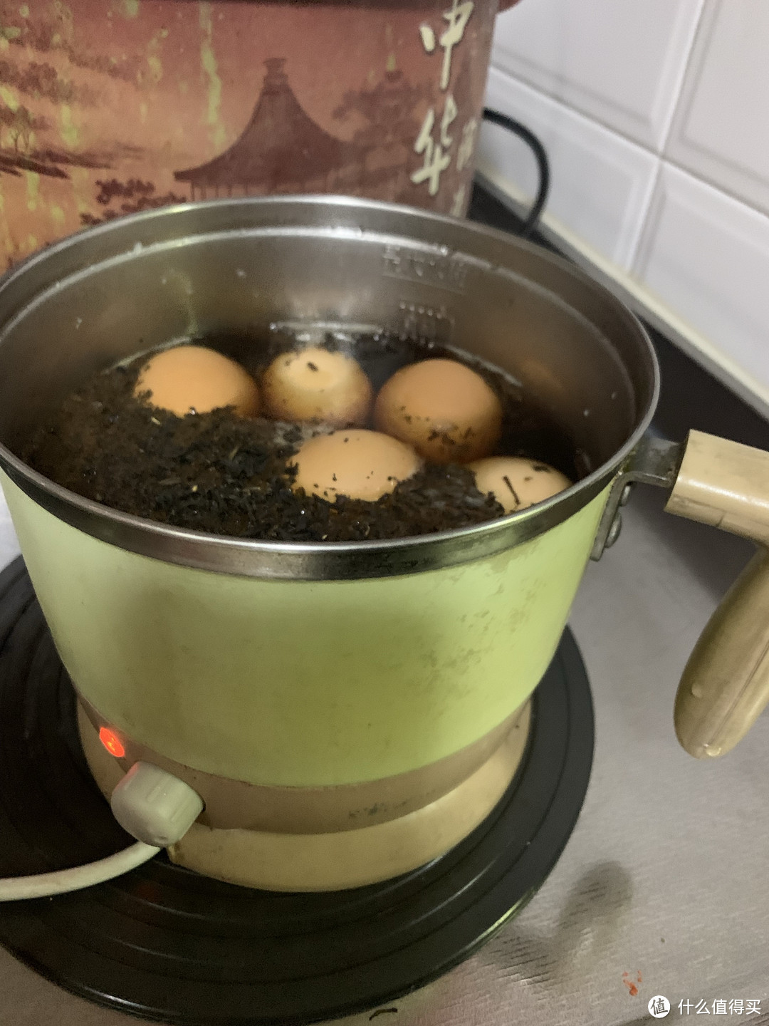 茶叶罐子里的茶叶沫沫不要扔，可以用来煮茶叶蛋哦！