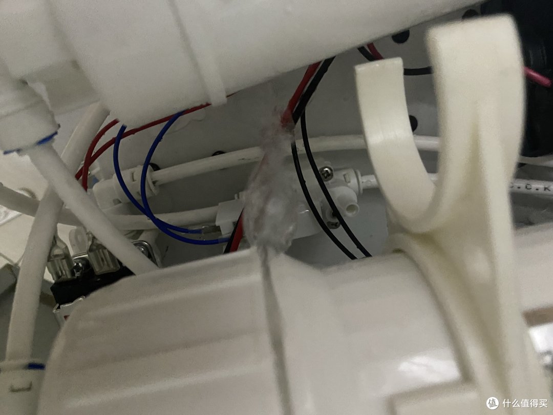 看到漏水没