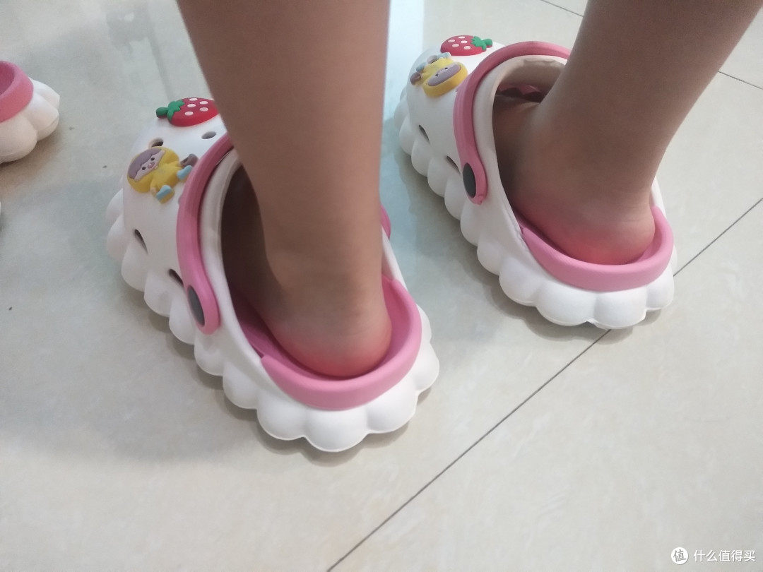 闺女终于穿上了心仪的洞洞鞋,八错八错!
