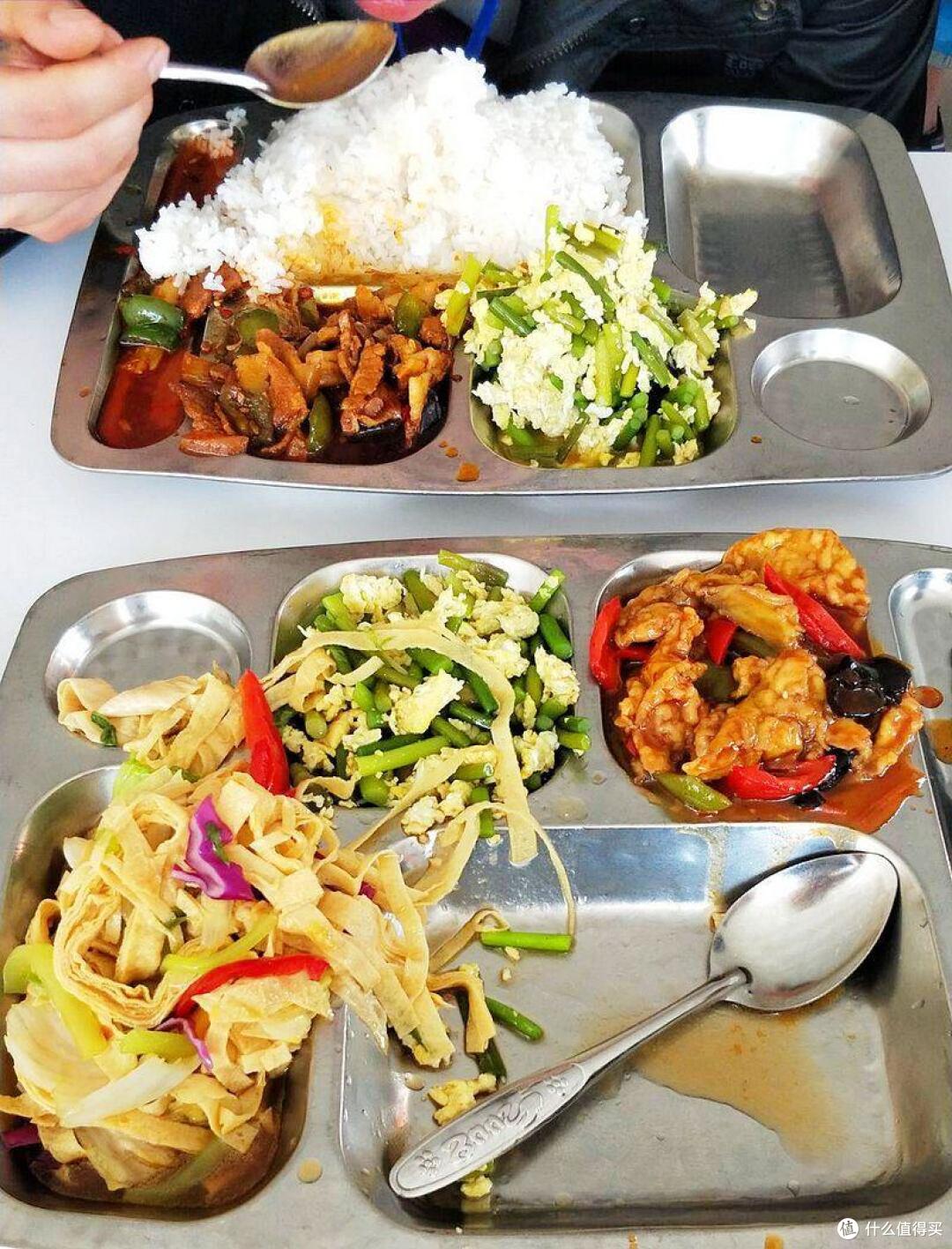 食堂一天有四餐,每份菜2元,饭菜品种让人大开眼