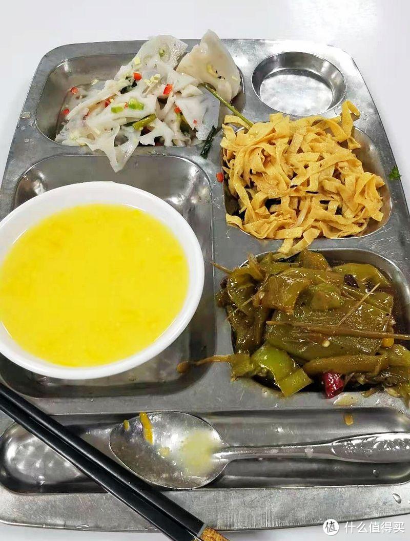 食堂一天有四餐,每份菜2元,饭菜品种让人大开眼