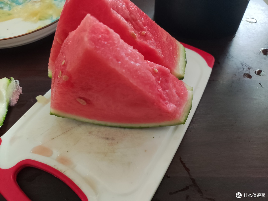 上次榨了西瓜汁,觉得西瓜皮丢了浪费,于是做了个炒西瓜皮