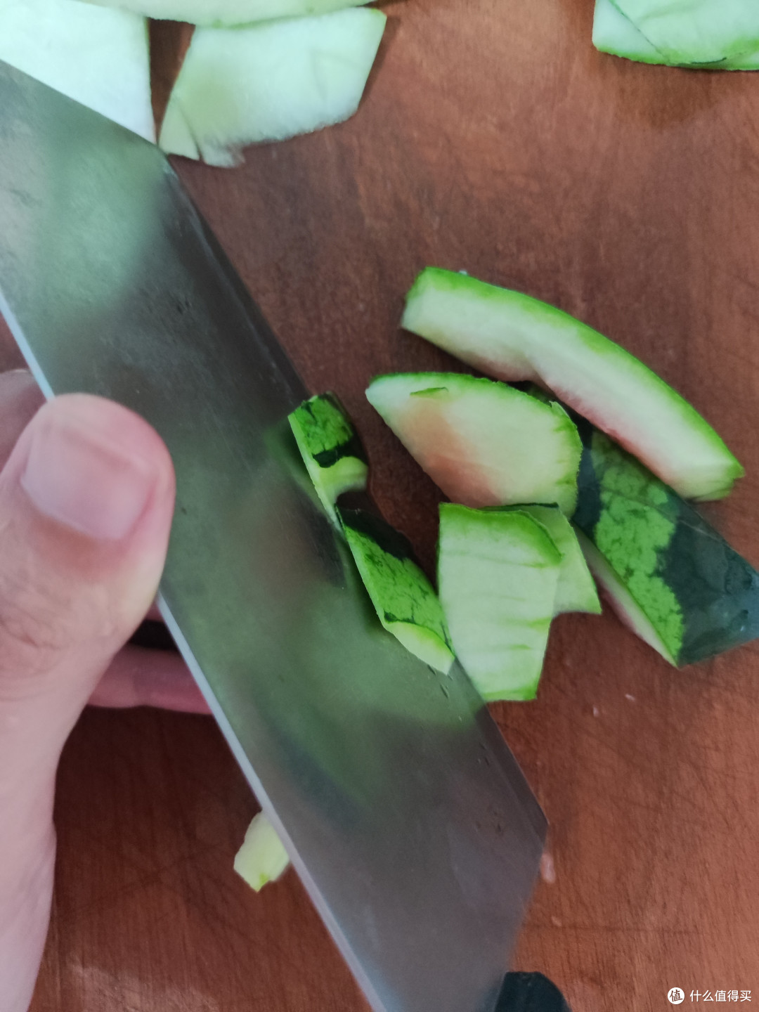 上次榨了西瓜汁,觉得西瓜皮丢了浪费,于是做了个炒西瓜皮