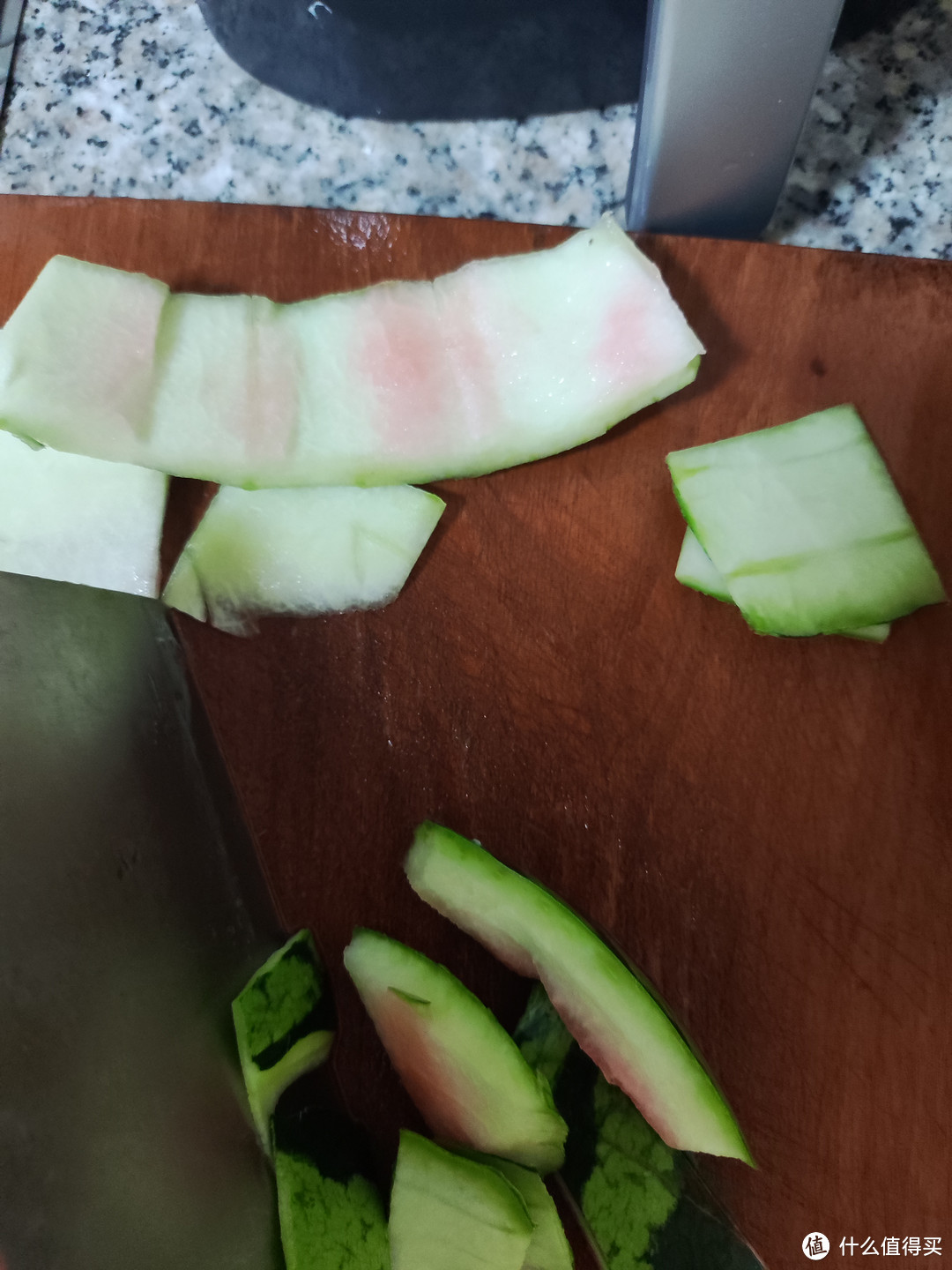 上次榨了西瓜汁，觉得西瓜皮丢了浪费，于是做了个炒西瓜皮