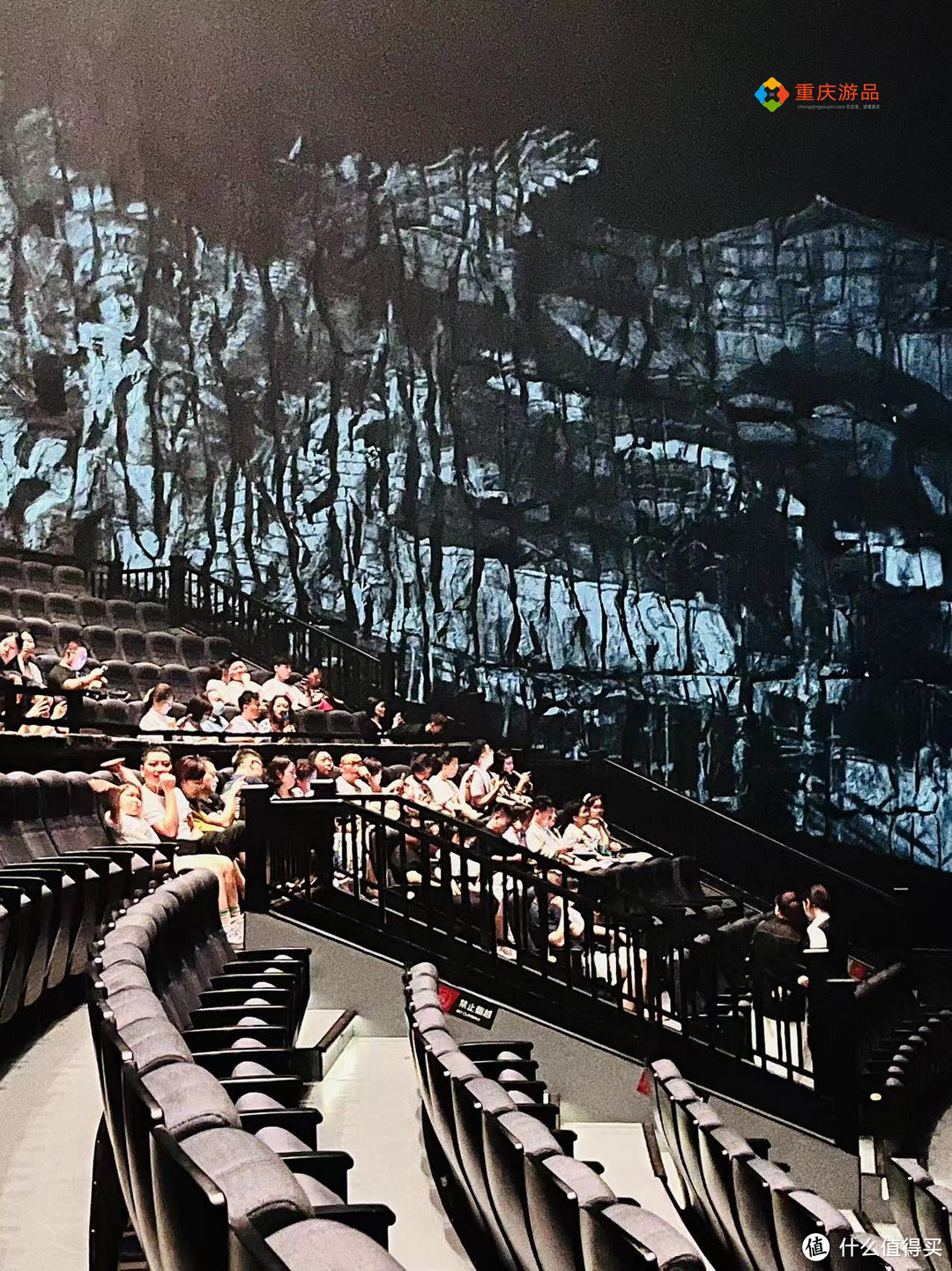 重庆花8亿打造的超级剧院，内部别有洞天，看完演出竟然想哭？