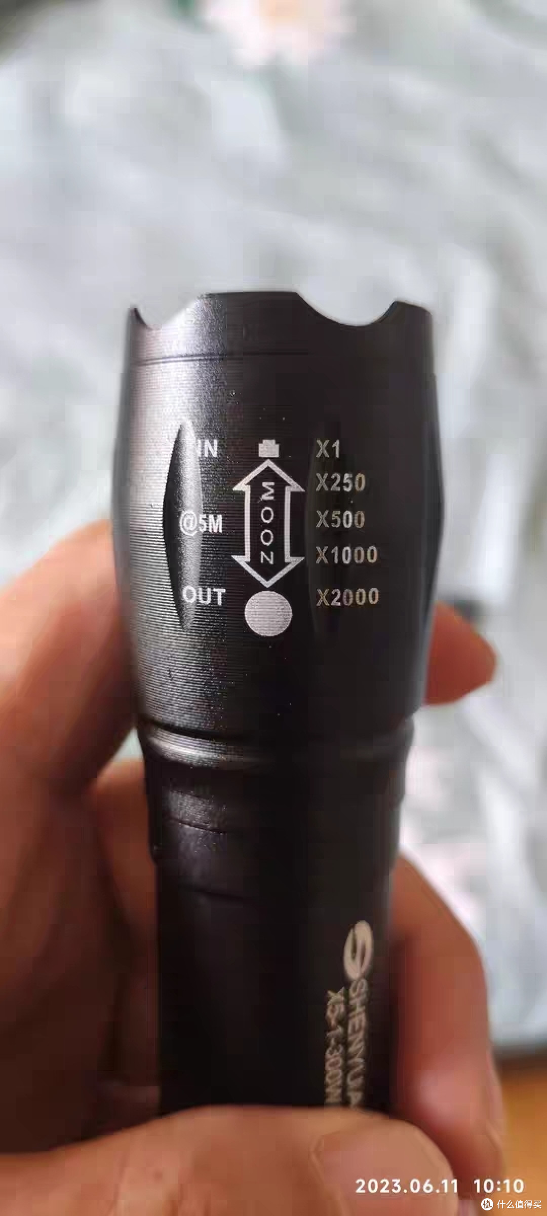 “户外手电，户外探险的必备之选”