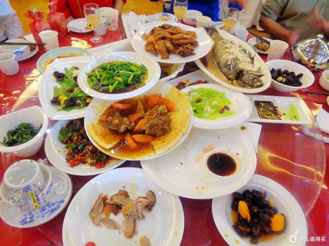 参加婚礼，热乎乎一桌菜，就等上筷子，真是长见识了