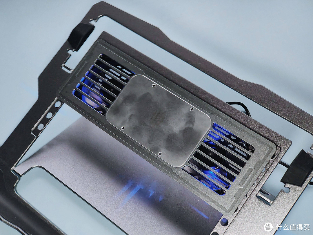 红魔半导体笔记本散热器：三核涡轮，半导体制冷，降温更快速！