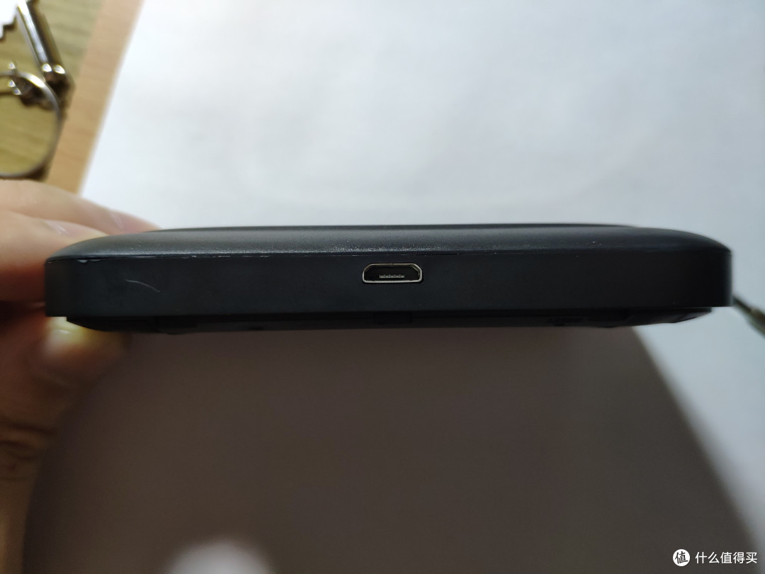 接口是Micro USB，随机附带一根短线