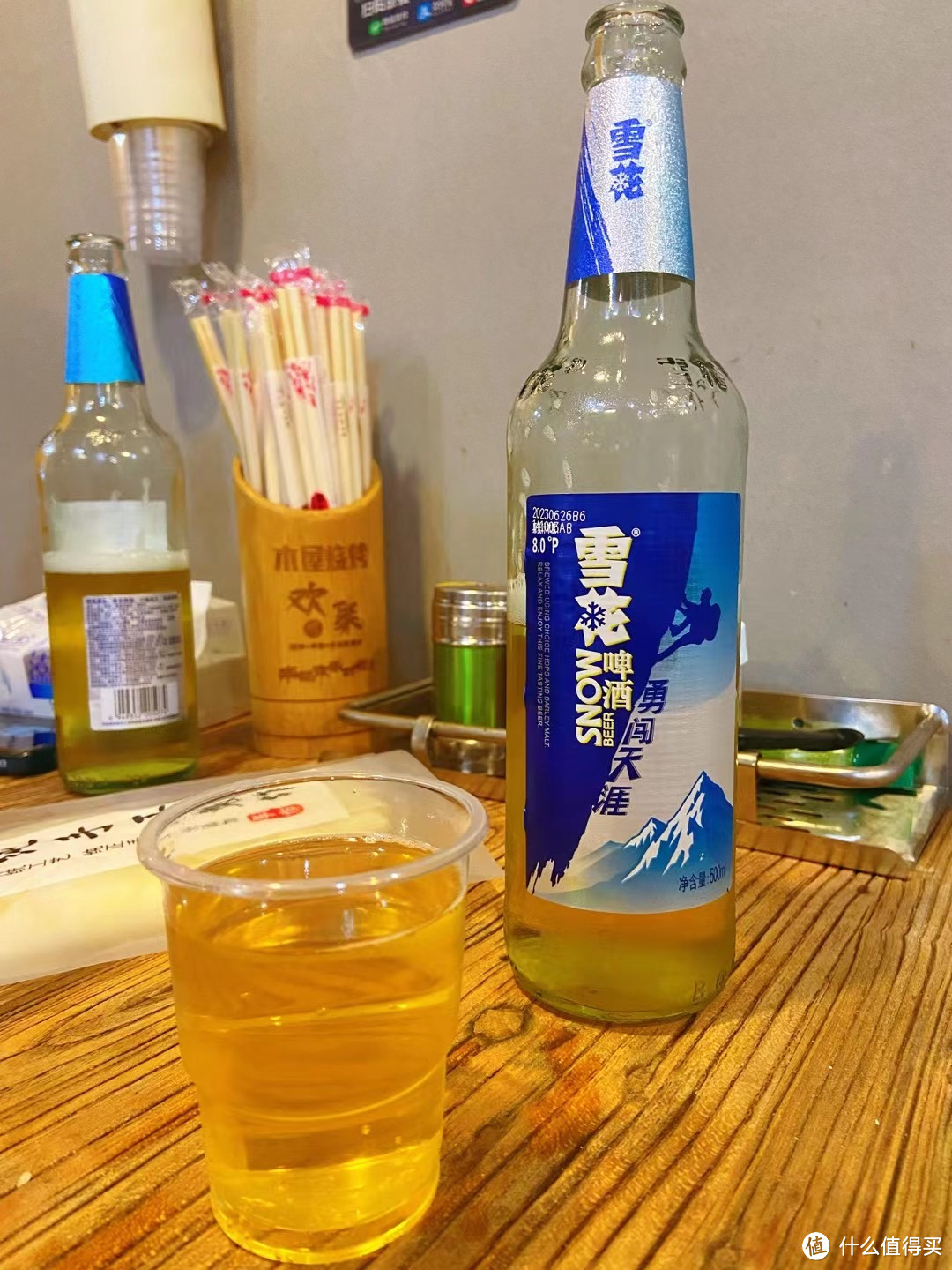 和朋友一起雪花啤酒喝起来