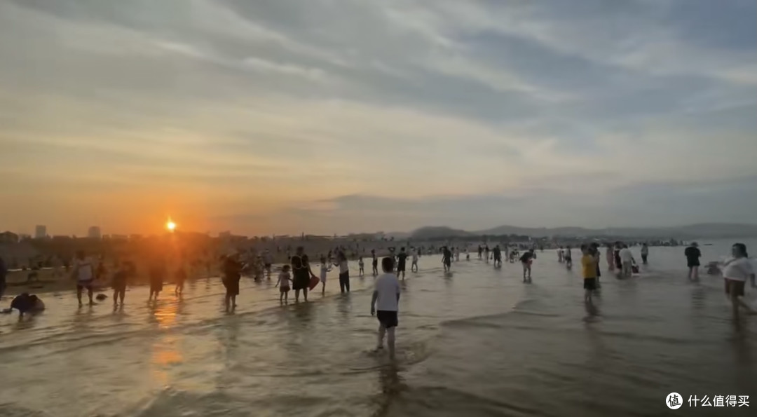 亲子夏日,带孩子去海边玩耍