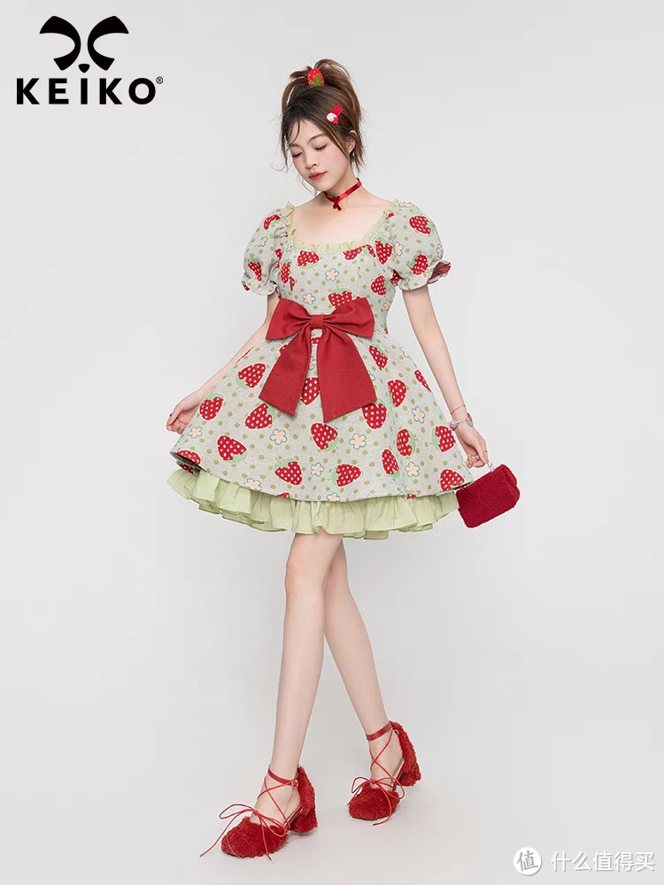 希望这条公主草莓裙为你的夏天多一丝亮色