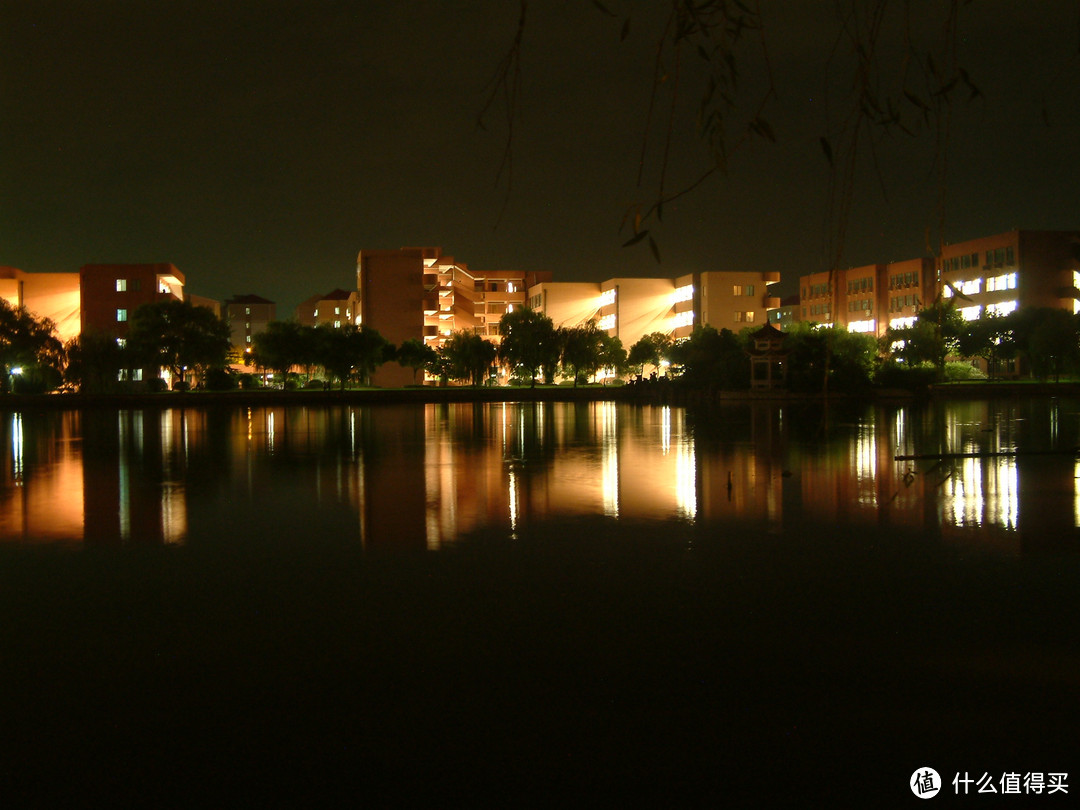 上海交通大学闵行校区思源湖边的记忆/湖边的风景/闵行校区的中心地带，绿树成荫，花草葱茏/高考加油