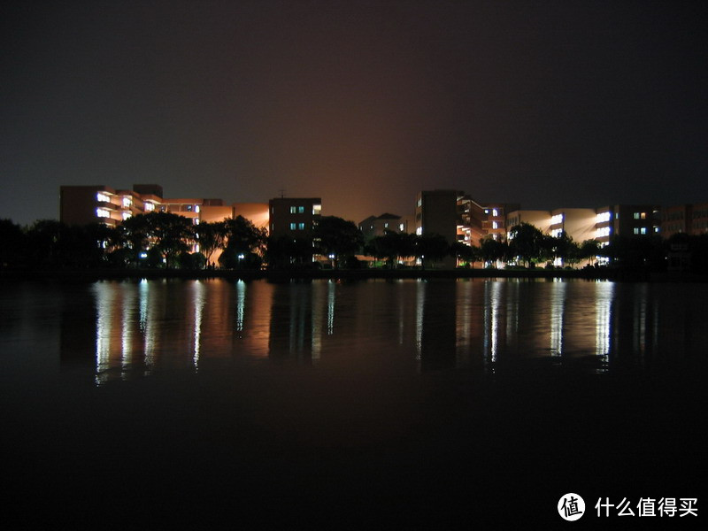 上海交通大学闵行校区思源湖边的记忆/湖边的风景/闵行校区的中心地带，绿树成荫，花草葱茏/高考加油