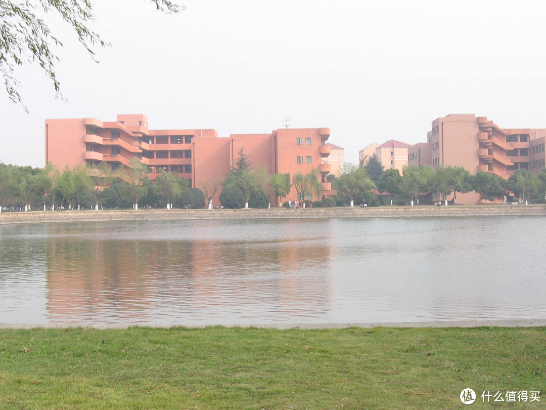 上海交通大学闵行校区思源湖边的记忆/湖边的风景/闵行校区的中心地带，绿树成荫，花草葱茏/高考加油