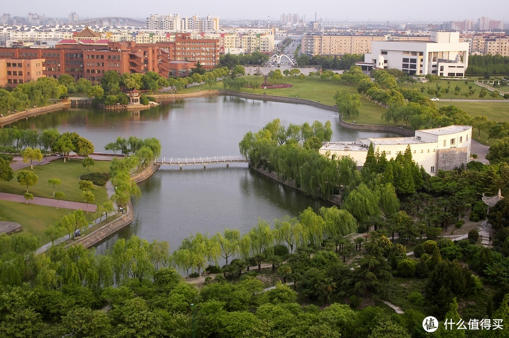 上海交通大学闵行校区思源湖边的记忆/湖边的风景/闵行校区的中心地带，绿树成荫，花草葱茏/高考加油