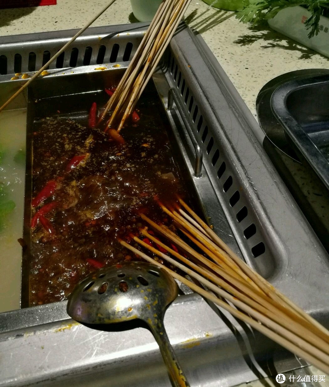 竹签串起来，热锅煮起来，好吃到爆的成都串串香
