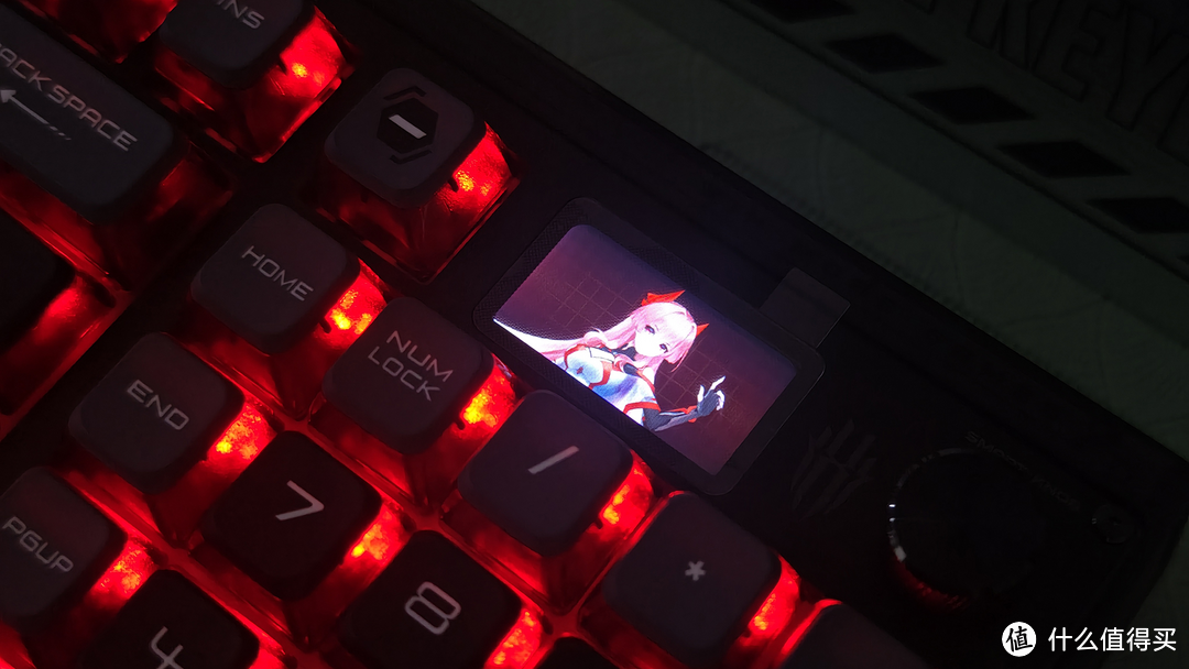 不务正业的电竞势力——努比亚红魔，红魔首款三模电竞键盘实测，居然还有显示屏！