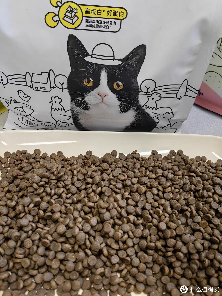 家里的猫爱吃猫粮，在网上买了一大袋