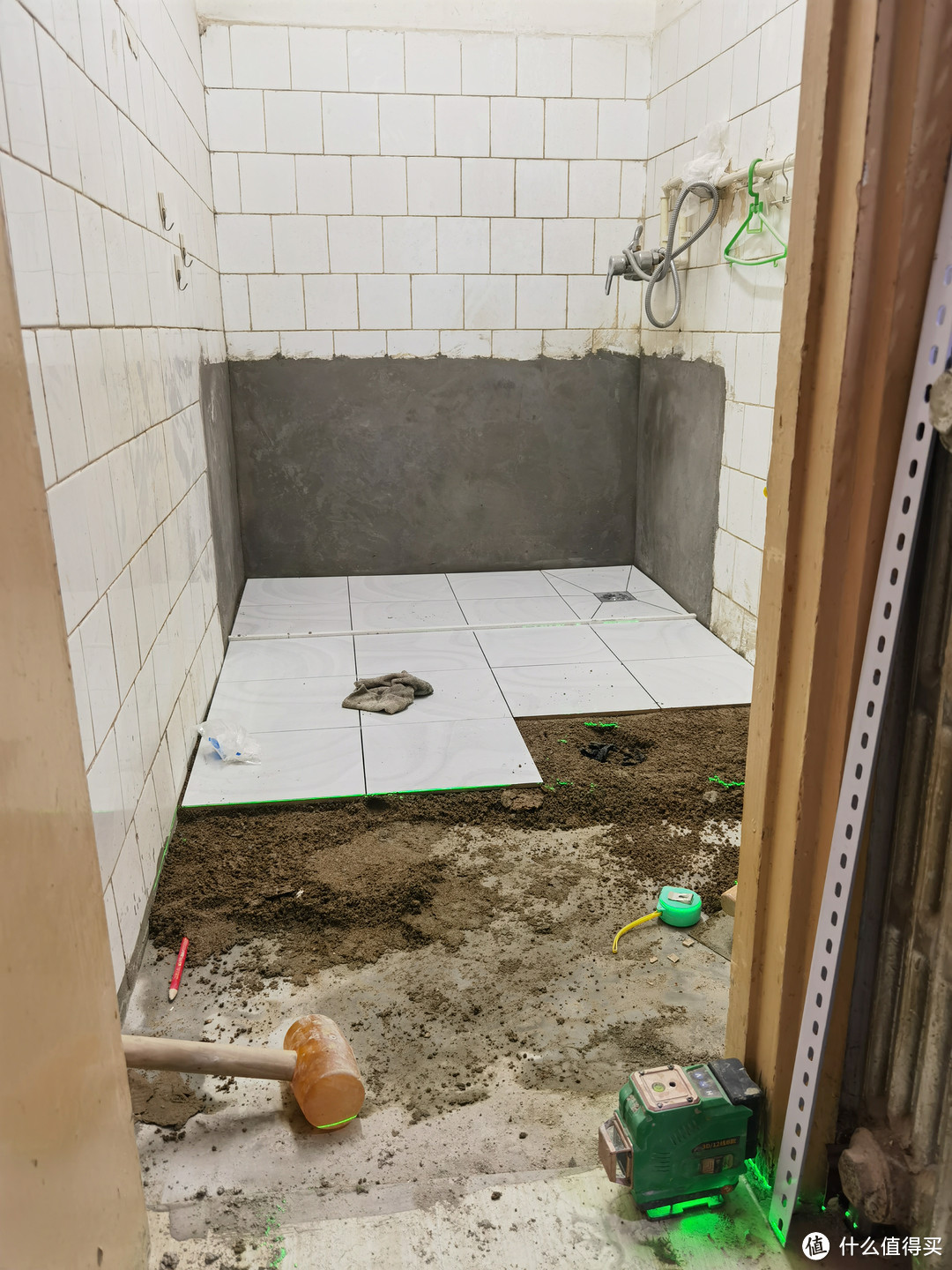 自学瓦工，给厕所铺了三平米地砖