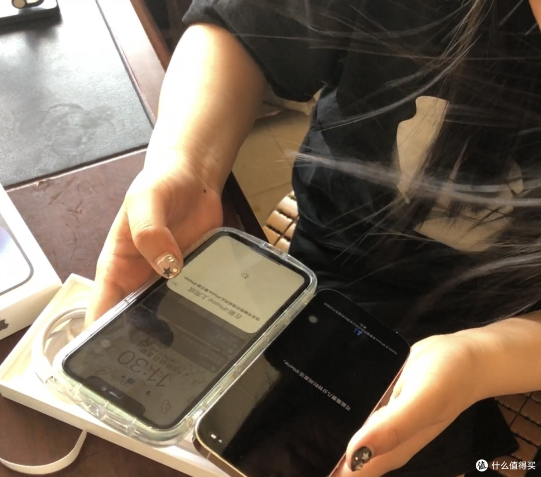 左手是升高中我送她的11，右手是老爹送她的14pro，还是父爱更重