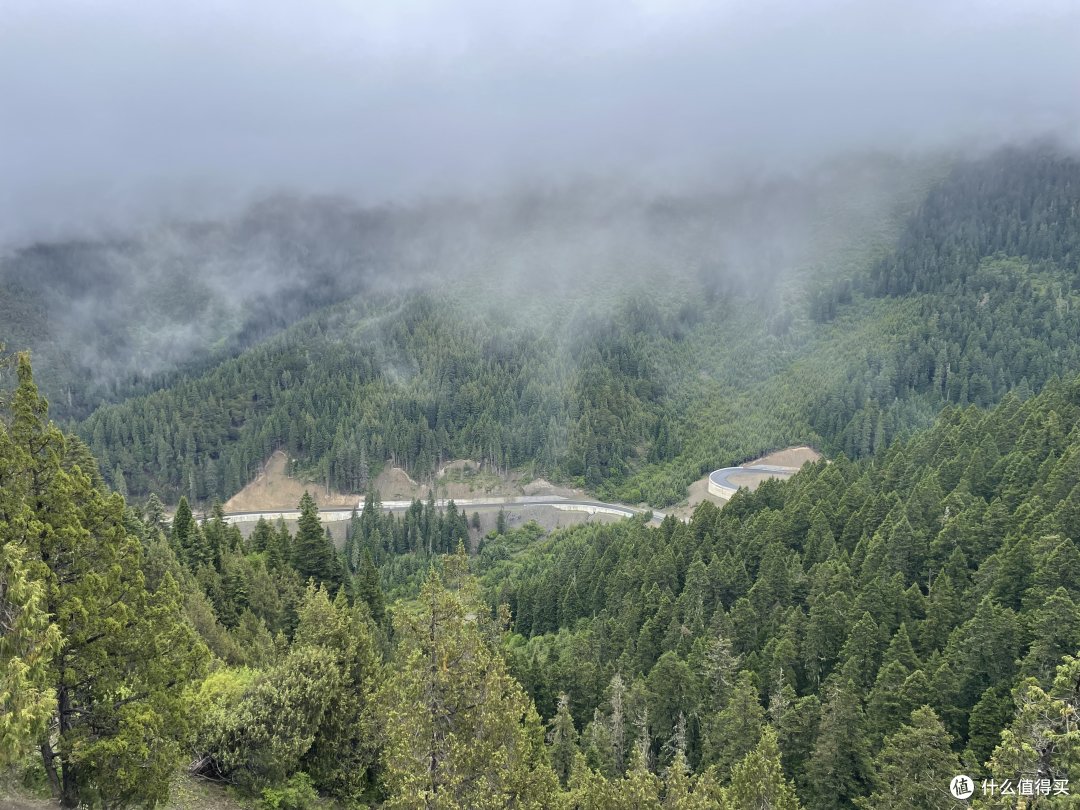 烟雾缭绕的山路