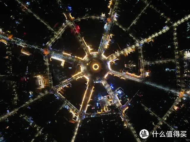 新疆伊犁的这个小县城，空中俯瞰像个八卦！市内有四条环路却少有红绿灯