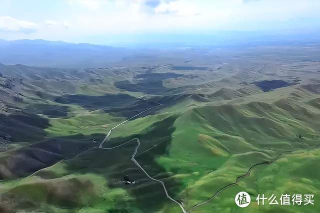 新疆伊犁的这个小县城，空中俯瞰像个八卦！市内有四条环路却少有红绿灯