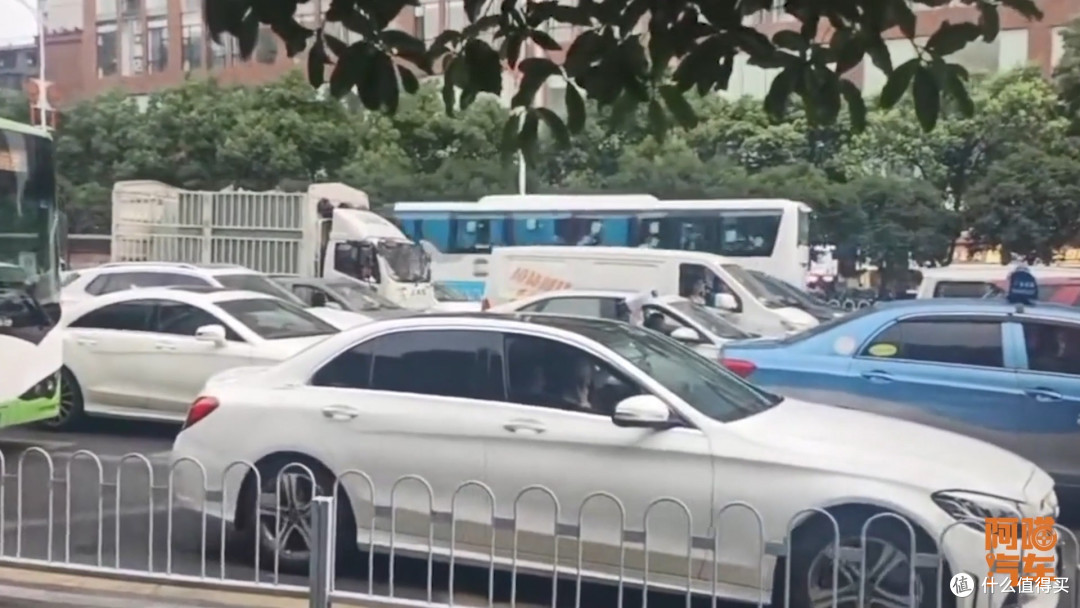 长沙禁止汽车鸣笛,司机各显神通,这事地不地道?你怎么看?