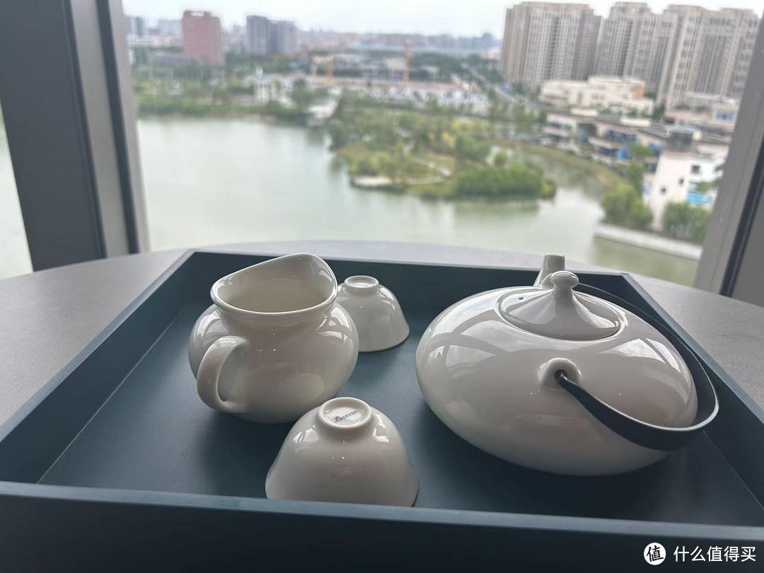 还有一套中式茶具