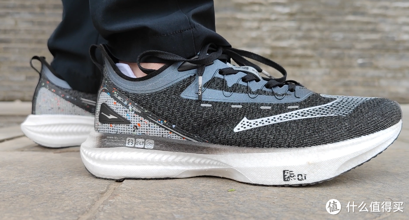鸿星尔克奇弹炁碳板跑鞋，一双适合大多数大众跑者的竞训鞋
