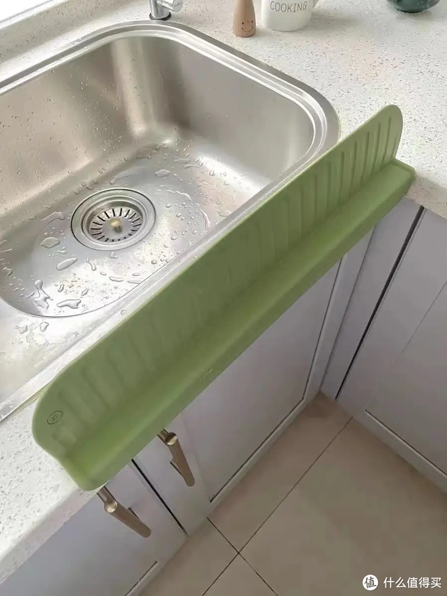 有了几致硅胶挡水板，洗菜洗碗再也不怕打湿衣服