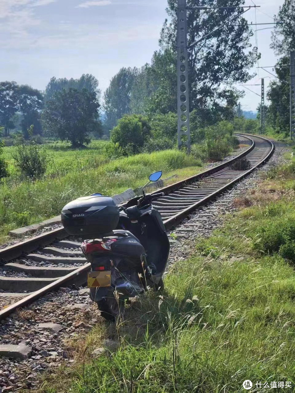 有摩托骑就很舒服，小路钻的贼溜，看海看铁路