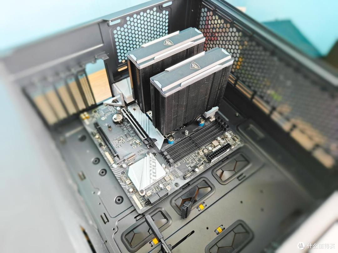 2K价格显卡也能玩3A大作?技嘉AORUS GeForceRTX™ 4060 ELITE小雕显卡实测