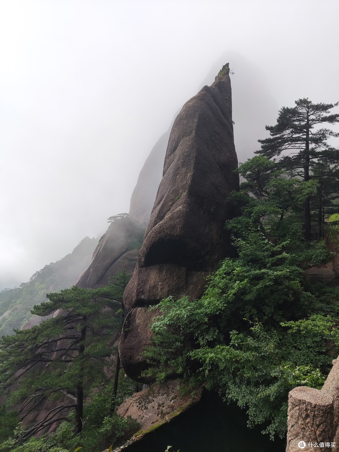 怪石嶙峋