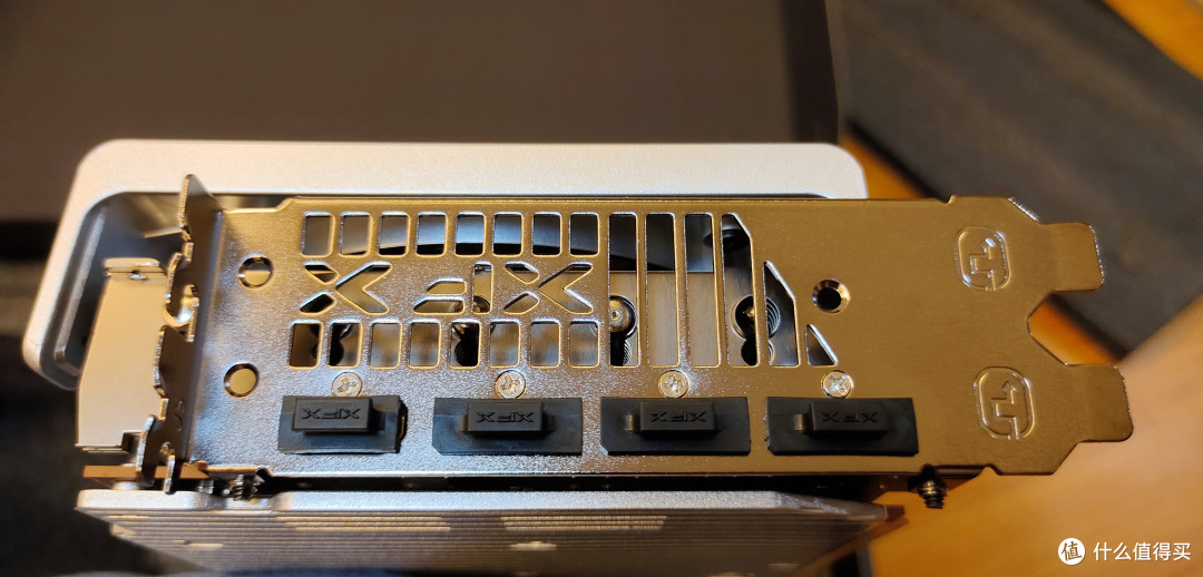 3个DP2.1一个HDMI2，连接投影仪不太友好。