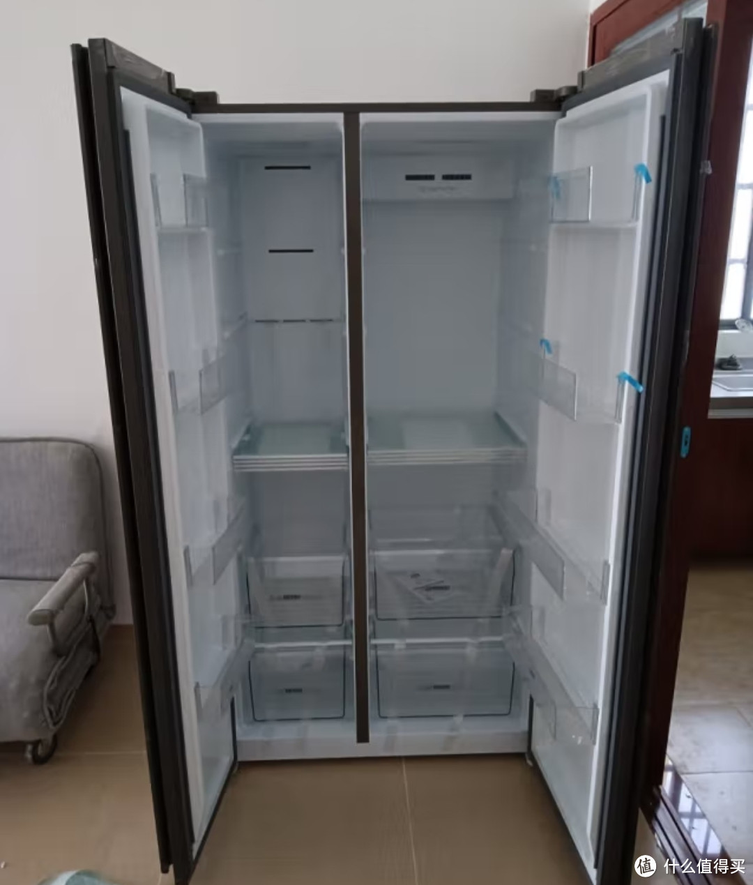 这次我购买了一台TCL 650升T3超大容量超薄冰箱，它是一款双开门的电冰箱