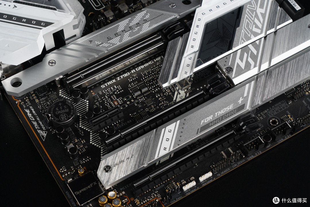 华硕Z790吹雪D5主板配备了3根PCIe x16长插槽，第一根PCIe x16长插槽带宽为PCIe 5.0 x16直连CPU，同时做了金属装甲加固，剩下两根为PCIe 4.0 x16走南桥芯片组。